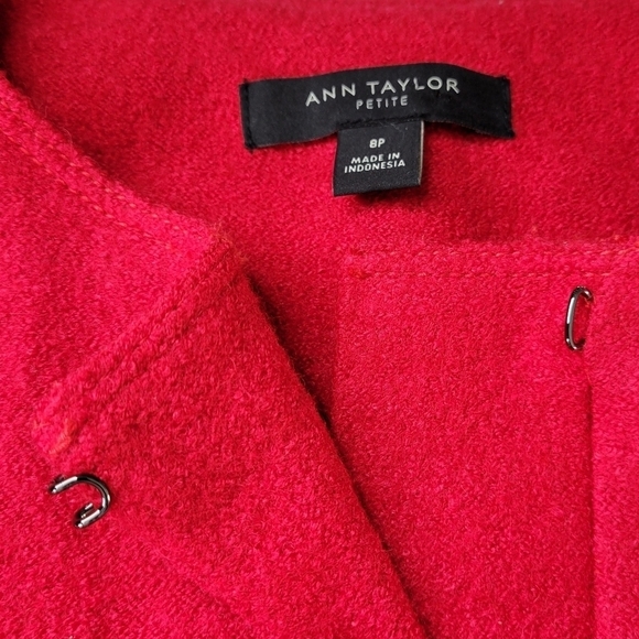 Ann Taylor Boucle Peplum Blazer Size 8P Red 4 Hook Eye Pockets Wool Blend - Picture 3 of 10
